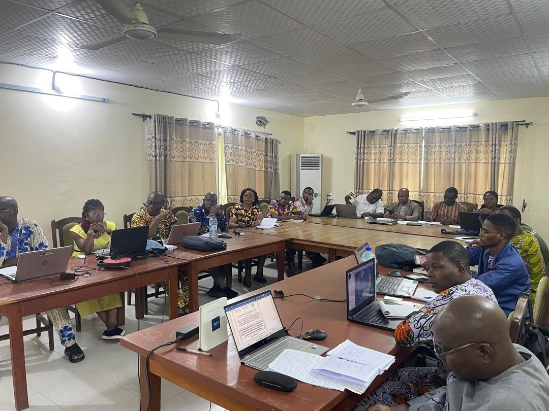 PHOTO DE LA SEANCE DE VALIDATION DU RAPPORT DE LA MISSION DE MISE EN PLACE DE PLATEFORMES LOCALES DE SENSIBILISATION DANS LES SITES CIBLES POUR SOUTENIR LES CHANGEMENTS DE COMPORTEMENT AU SEIN DES GROUPES COMMUNAUTAIRES DANS LES PAYSAGES DE MANGROVE